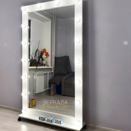 Белое большое гримерное зеркало с подсветкой лампочками на подставке 175х100 см