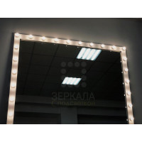 Гримерное зеркало с подсветкой лампочками в белой раме 200х200 см